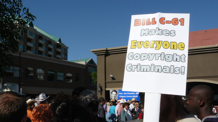 Protesting against C-61 and lining up for breakfast by Kempton (CC BY-NC-ND 2.0) https://flic.kr/p/52hHGm